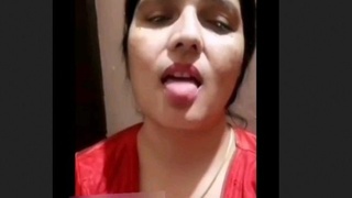 Hot Desi bhabhi flaunts her assets in VK video