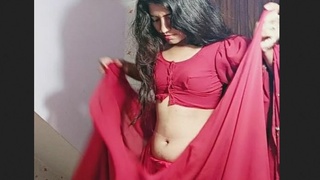 Desi babe flaunts her natural beauty in a nude video