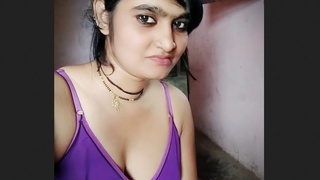Desi babe shows off her nude body in a sexy video