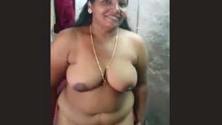 Curvy Tamil auntie unveils her body