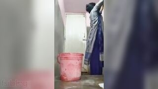 Bangladeshi bhabhi gives herself a naughty masturbation in a desi video