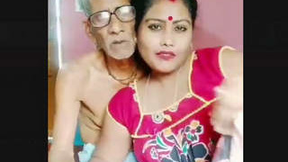 Desi bhabhi has fun with old man on TikTok