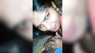 Desi bhabhi gives a deep blowjob to her master in MMC video