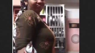 Indian bhabhi flaunts her breasts in a video call