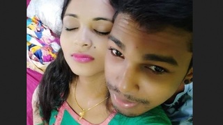 Couple shares steamy MMS in public