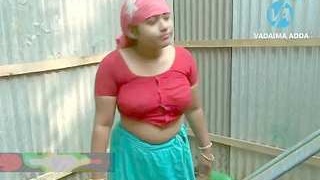 Desi bhabi gets naughty in the bathtub
