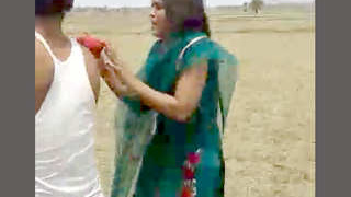 Desi lover gets caught in the field while making collage