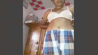 Lankan girl reveals her naked body in a video