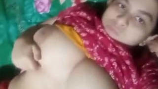 Busty Indian girl flaunts her assets in steamy video