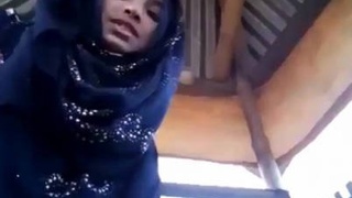 Cute hijabi teen shows off her sexy pussy in a steamy video