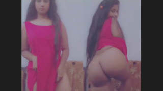Desi babe flaunts her curves in a solo video