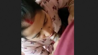 Desi bhabhi gives a sensual blowjob while bathing