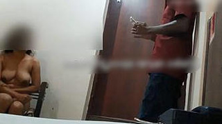 Indian girl flashes her butt in a seductive manner