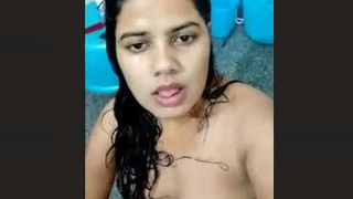Indian girl masturbates with her fingers in a video