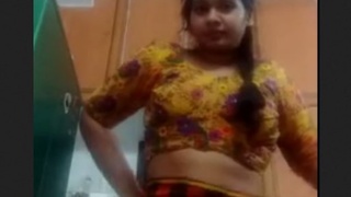 Tamil girl reveals her naked body and masturbates in a video