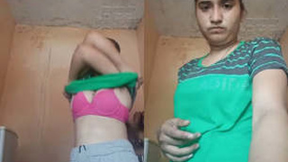 Indian babe flaunts her naked body in a sizzling video