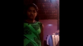 Amateur Tamil girl brags about her big boobs in video